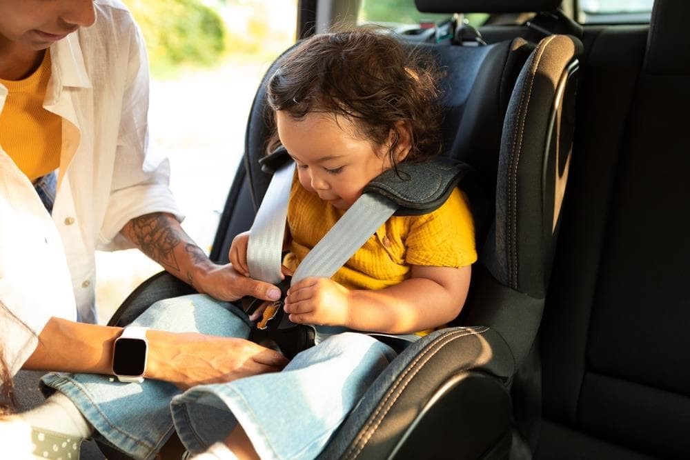 Seguridad infantil: la importancia de los elevadores para niños en viajes