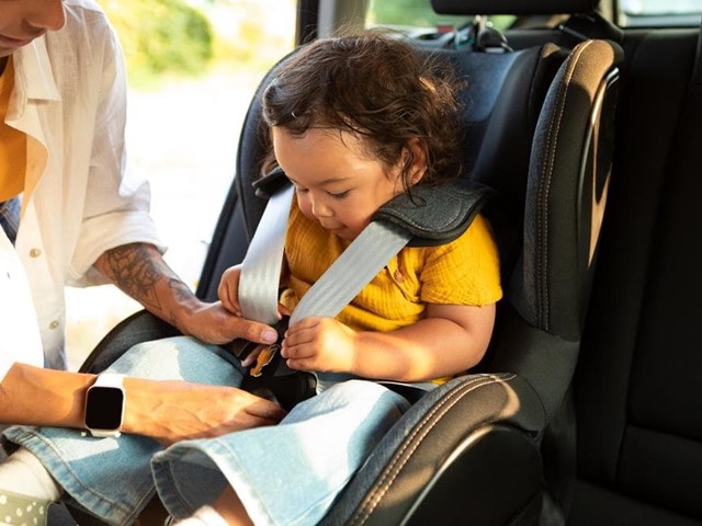 Seguridad infantil: la importancia de los elevadores para niños en viajes